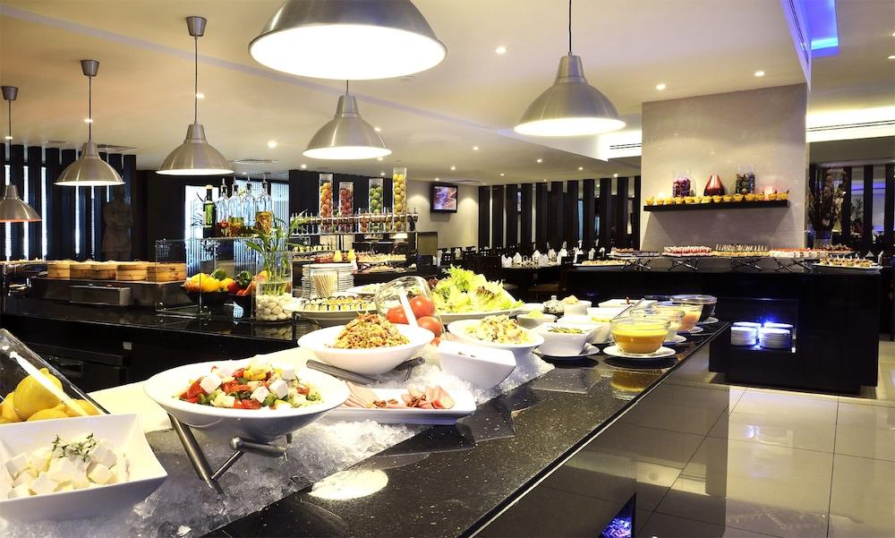 Asiana Hotel דובאי מראה חיצוני תמונה A buffet at a hotel