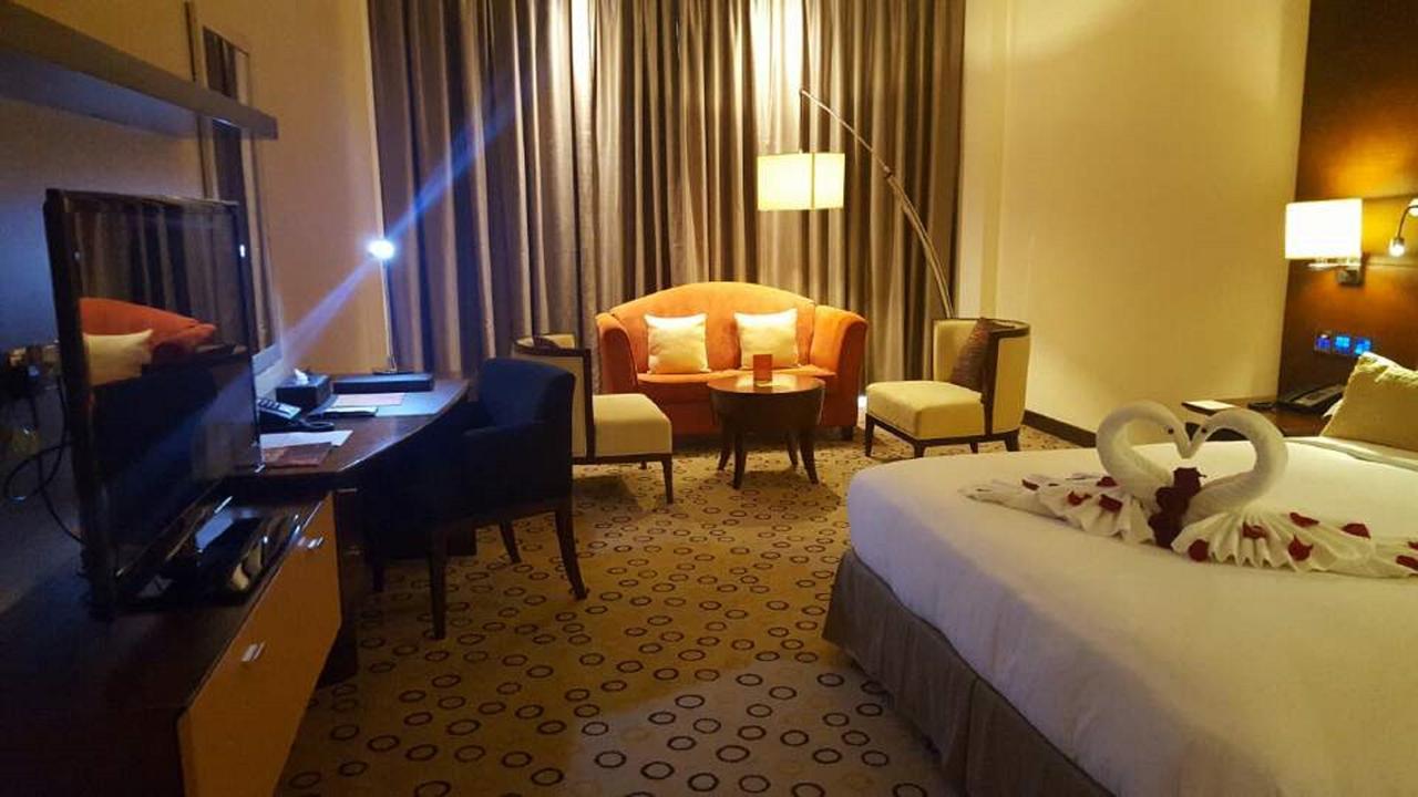Asiana Hotel דובאי מראה חיצוני תמונה A room at the hotel