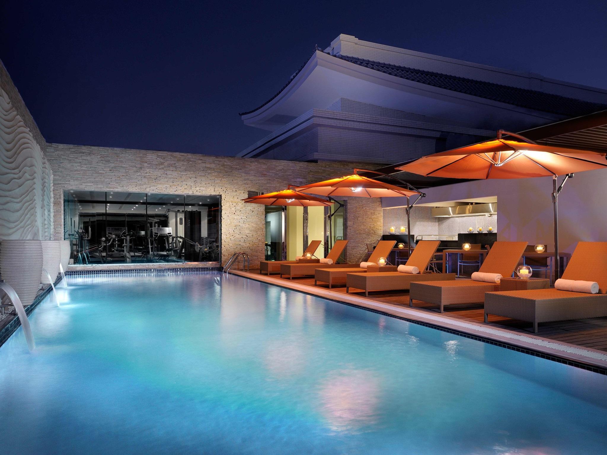 Asiana Hotel דובאי מראה חיצוני תמונה The pool at the hotel