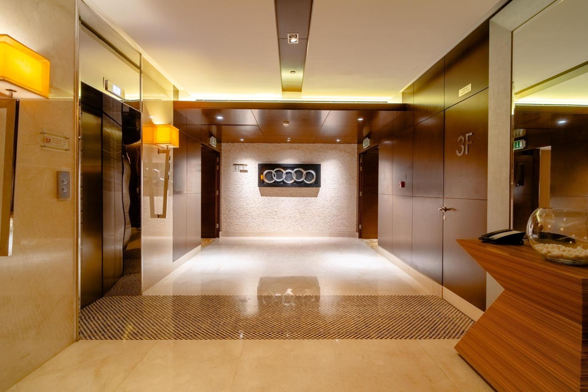 Asiana Hotel דובאי מראה חיצוני תמונה The lobby of the Audi Centre London